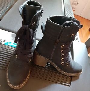Roxy Black Suede Boots